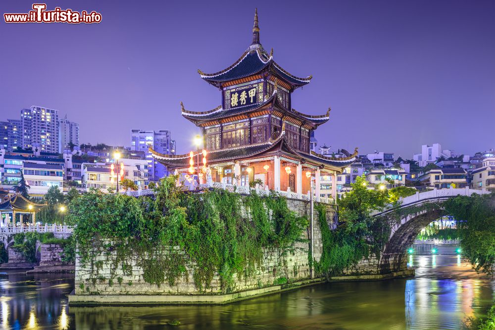 Immagine Il padiglione Jiaxiu di Guiyang sul fiume Nanming (Cina) al crepuscolo.