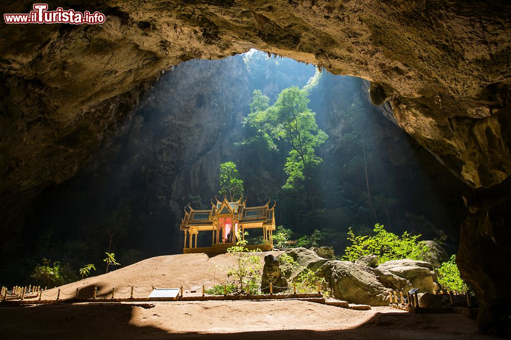 Immagine Il Padiglione Reale nella grotta di Phraya Nakhon a Prachuap Khiri Khan, Thailandia. Questa grotta merita asoslutamente una visita, se possibile di mattina quando il piccolo tempio che vi è all'interno è illuminato dai raggi del sole. 
