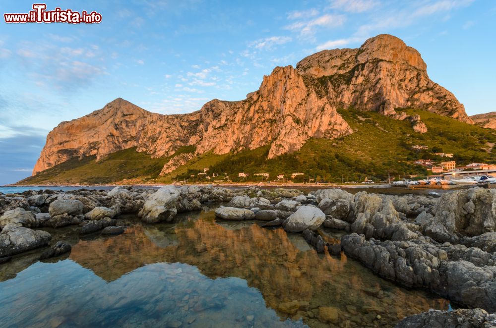Immagine Il paesaggio aspro del promontorio di Capo Gallo, non distante da Isola delle Femmine