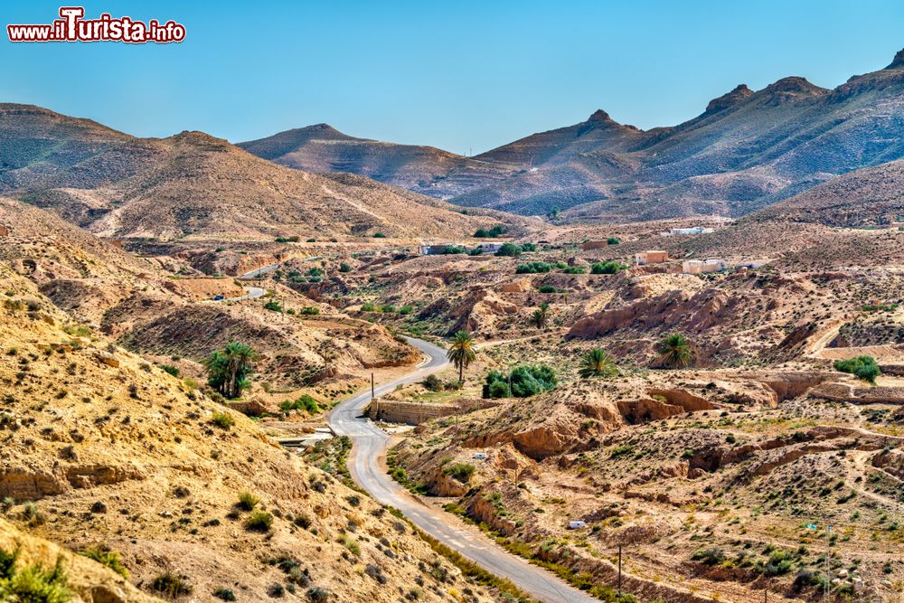 Immagine Il paesaggio aspro e brullo in cui si trova il villaggio di Ksar Hallouf, Tunisia: siamo nel territorio che fa parte del Governatorato di Medenine.