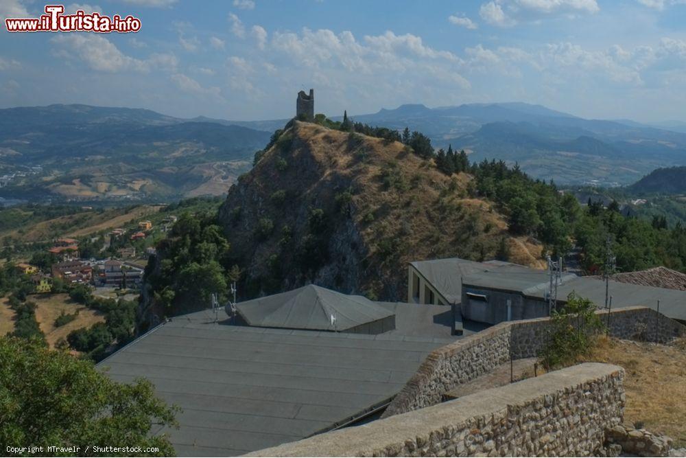 Immagine Il paesaggio dal Castello di Torriana a Montebello di Rimini. E' conosciuto come il Castello di Azzurrina - © MTravelr / Shutterstock.com