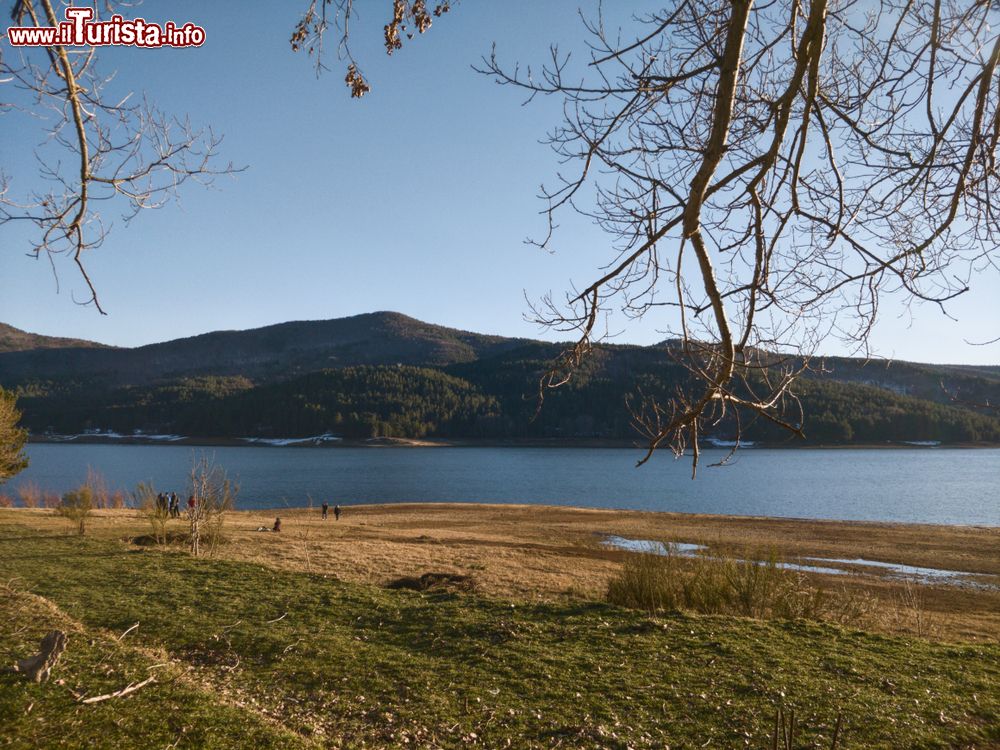 Immagine Il paesaggio del Lago Arvo vicino a Lorica, in Calabria