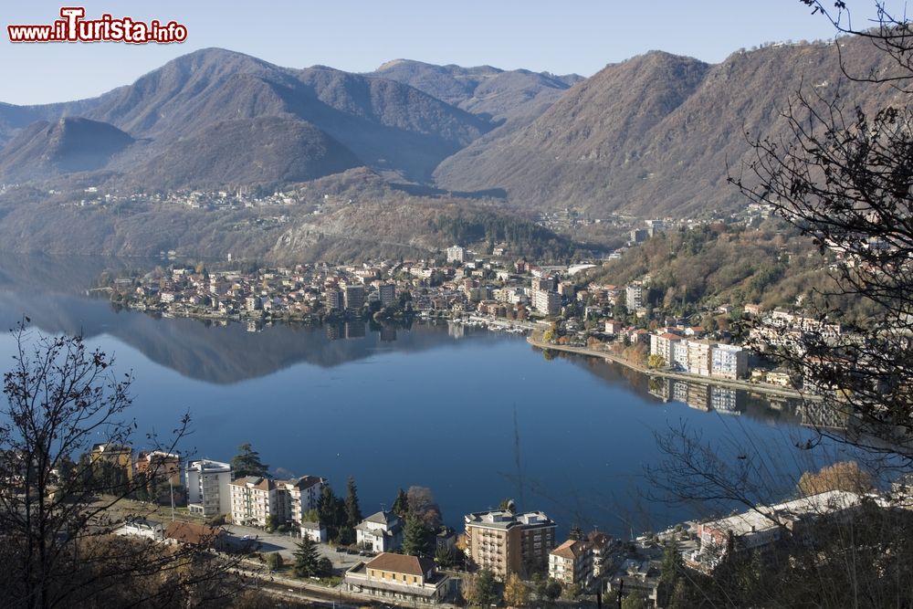 Immagine Il paesaggio del Lago d'Orta (Piemonte) e i palazzi di Omegna sulle sue rive