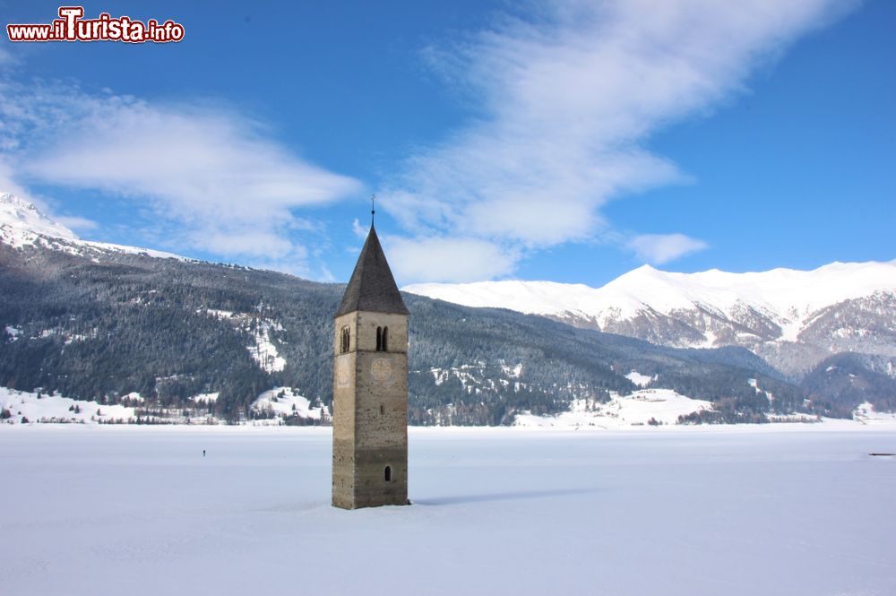 Immagine Il paesaggio incantato di Curon Venosta in inverno, con il campanile nel lago Resia, completamente congelato