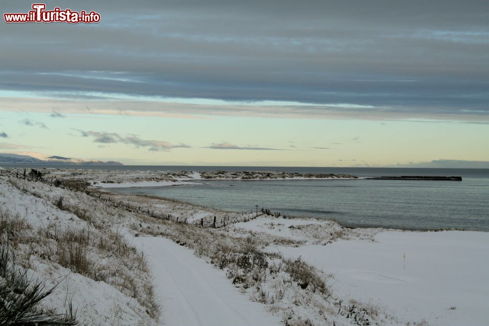 Immagine Il paesaggio innevato di Dornoch, Scozia. Una bella immagine di questo gioiello incastonato nelle Highlands scozzesi, a nord di Inverness.