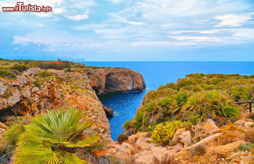 Immagine Il paesaggio selvaggio di Cala Rossa a Terrasini in Sicilia. provincia di Palermo