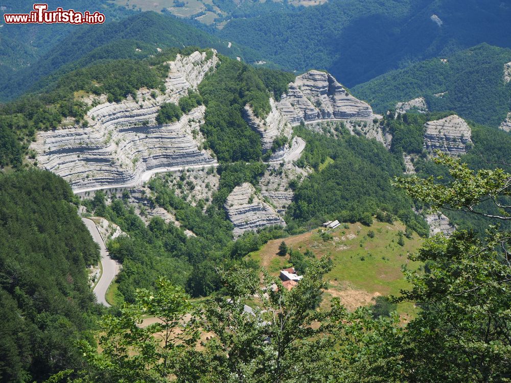 Immagine Il paesaggio spettacolare delle "Scalacce" salendo da Bagno di Romagna al Passo dei Mandrioli