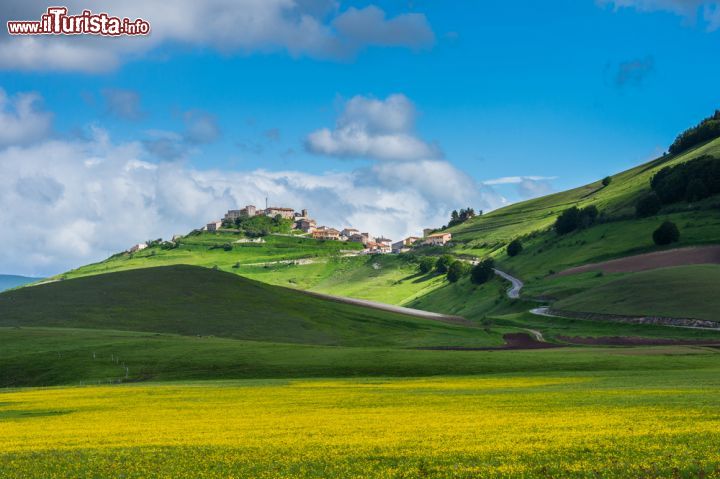 Immagine Il paese di Castelluccio di Norcia, Umbria, Italia. Castelluccio è uno dei centri abitati in modo permanente più elevato dell'Appennino - © theskaman306 / Shutterstock.com