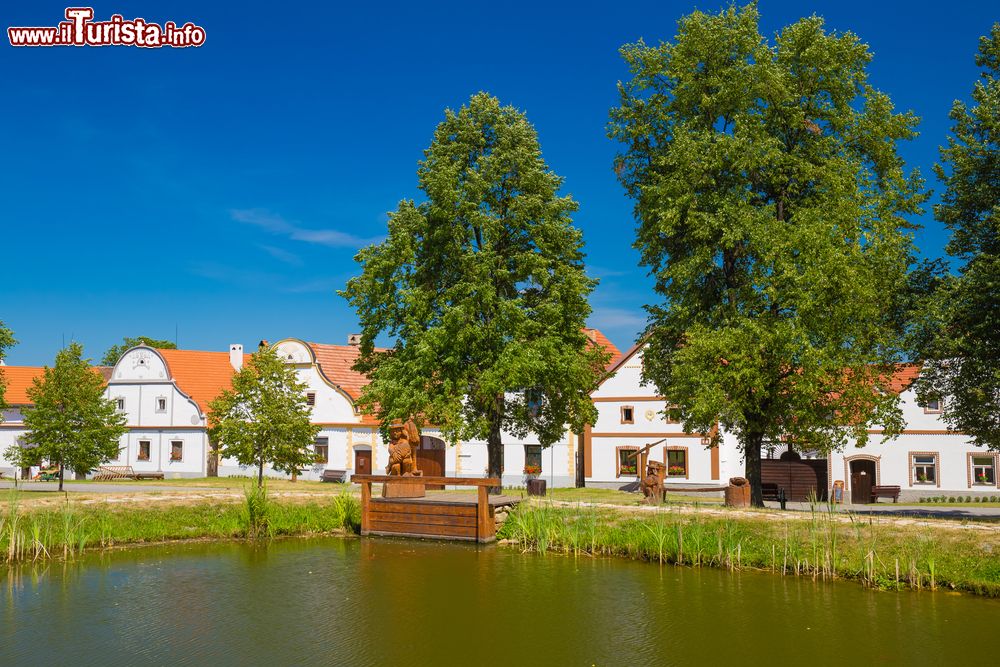 Immagine Il paese di Holasovice immerso nella natura, Repubblica Ceca. Questo pittoresco centro della Boemia meridionale ha origini medievali.