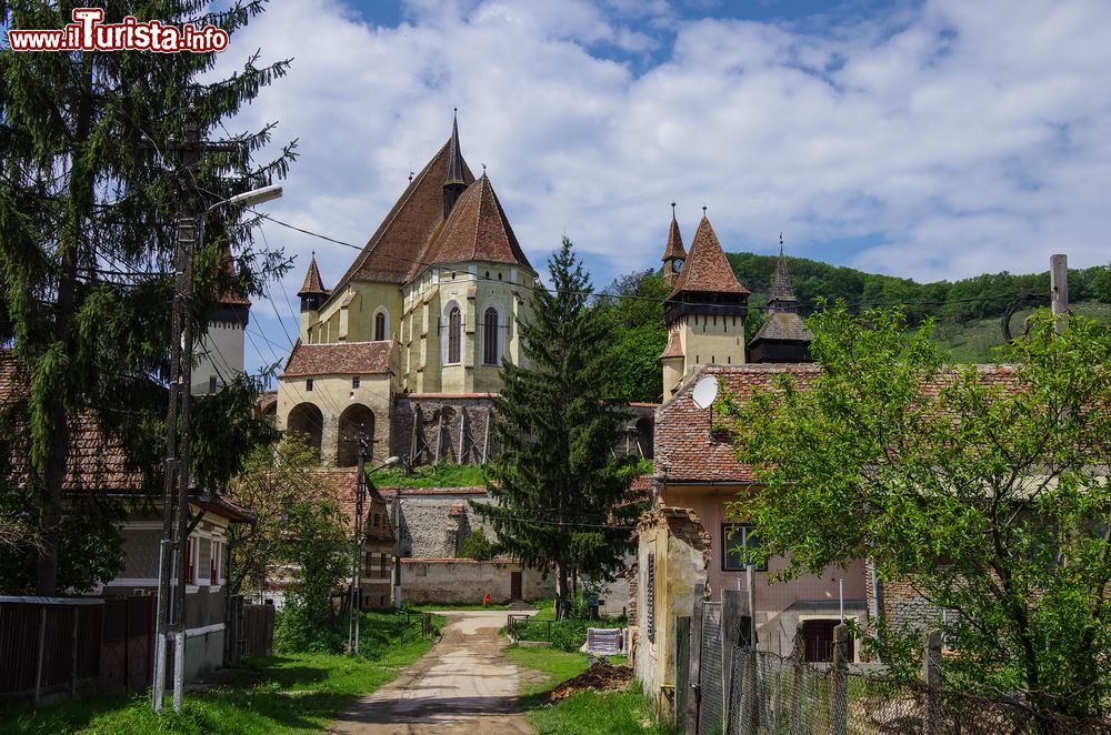 Immagine Il paesino turistico di Biertan con la chiesa fortificata, Transilvania, Romania. Il principale monumento è la cittadella costruita fra il XV° e il XVI° secolo in stile gotico con l'aggiunta di elementi rinascimentali.
