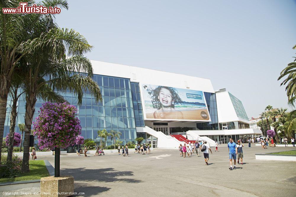 Immagine Il Palais des Festivals a Cannes in Francia, fotografato a luglio - © images and videos / Shutterstock.com