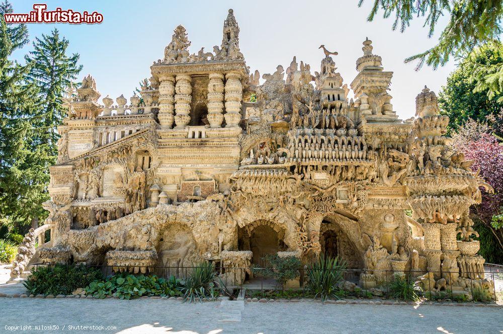 Immagine Il Palais Ideal di Facteur Cheval un vero, folle capolavoro autodidatta di architettura naif. - © milosk50 / Shutterstock.com