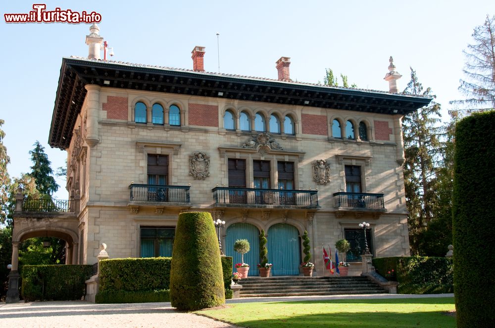 Immagine Il palazzo Ajuria Enea a Vitoria Gasteiz, Spagna. Questo elegante edificio ospita il presidente del governo basco dal 1980. Venne costruito nel 1920 su richiesta di Serafin Ajuria, un industriale della città.