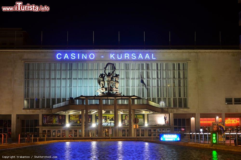 Immagine Il palazzo che ospita il Casinò di Ostenda, Belgio, illuminato di notte (Belgio) - © trabantos / Shutterstock.com