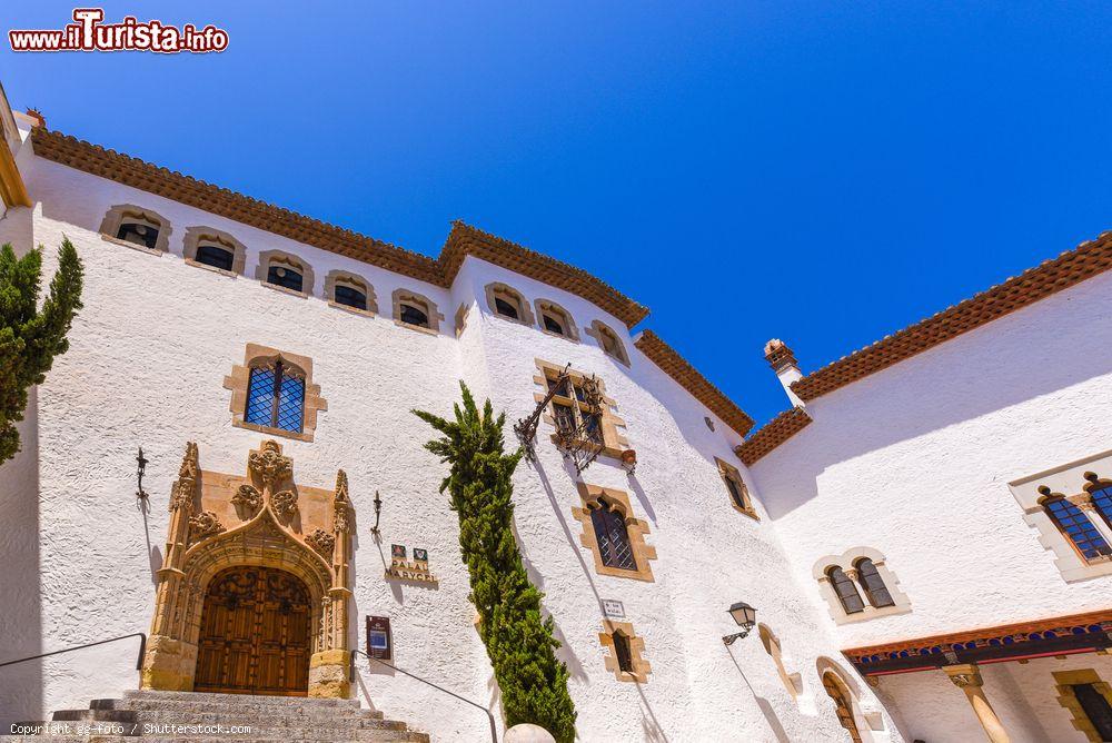 Immagine Il palazzo che ospita il Museo Maricel de Mar a Sitges, Spagna. Al suo interno si possono ammirare opere d'arte dal periodo medievale sino al Novecento. Non mancano creazioni legate al mondo marittimo - © gg-foto / Shutterstock.com