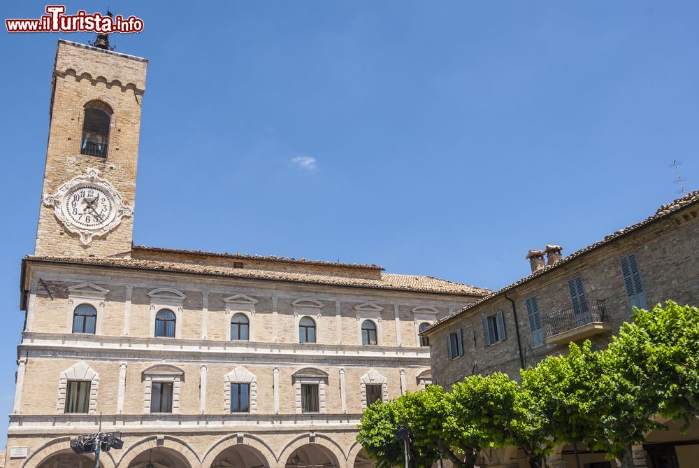 Immagine Il Palazzo Comunale di Cingoli con la torre dell'orologio, Marche. E' il principale monumento civile della città. Sede del Municipio, affaccia la sua possente mole quadrata su piazza Vittorio Emanuele II°. Al suo interno sorge anche il museo archeologico statale.