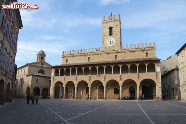 Immagine Il Palazzo Comunale di Offida, una delle costruzioni medievali più belle delle Marche - ©  life_in_a_pixel / Shutterstock.com