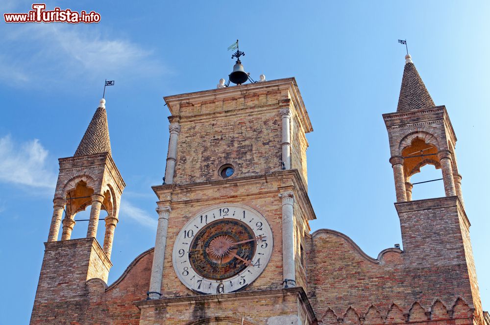 Immagine Il Palazzo Comunale di Pordenone, Friuli Venezia Giulia: simbolo del centro storico della città, si trova in Corso Vittorio Emanuele. La sua costruzione risale al XIII° secolo.