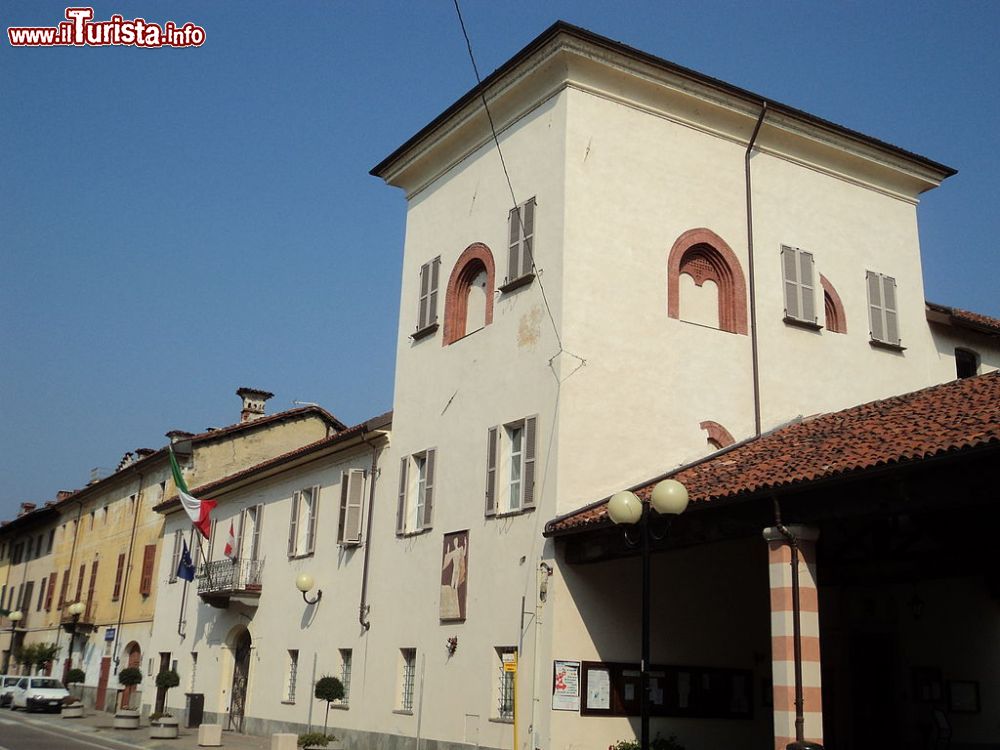 Immagine Il palazzo comunale di Villafranca Piemonte, Piemonte.  Questa elegante costruzione del centro storico cittadino ospita al suo interno (nella sala consiliare) un dipinto della toponomastica della Villafranca di un tempo, probabile opera del pittore Teonesto Deabate.