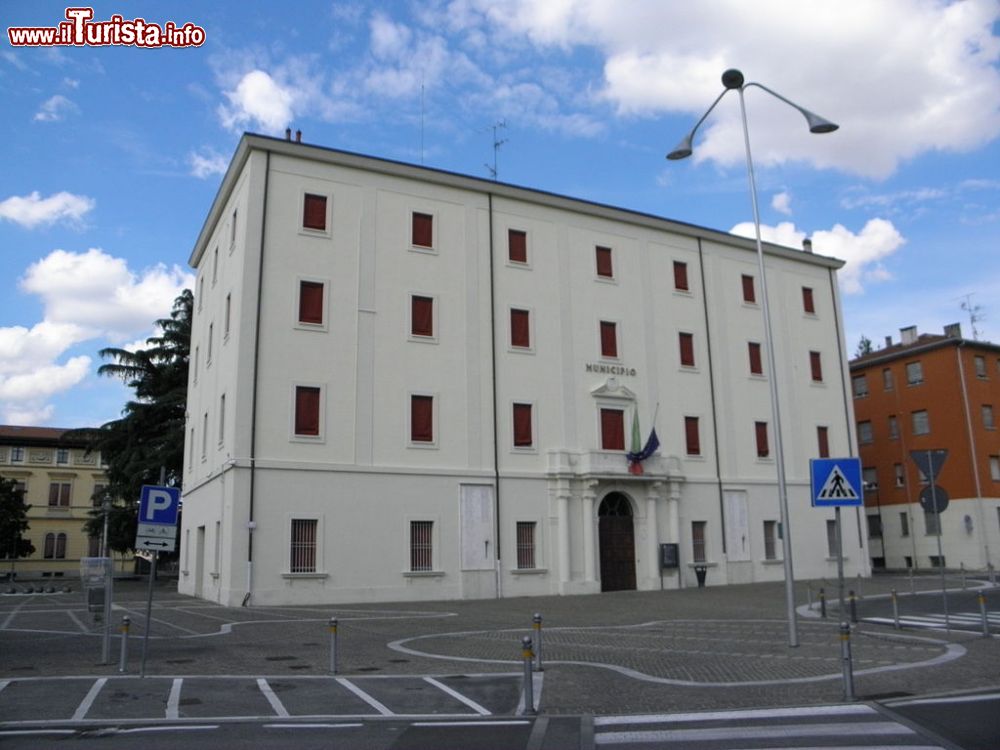 Immagine Il Palazzo comunale in centro a Castel Maggiore nel bolognese - © Threecharlie, CC BY-SA 3.0, Wikipedia