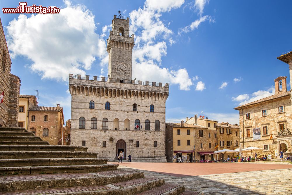 Immagine Il Palazzo Comunale in Piazza Grande a Montepulciano, Toscana, Italia. La forte somiglianza con il Palazzo della Signoria di Firenze fu voluta personalmente da Cosimo I° dei Medici.