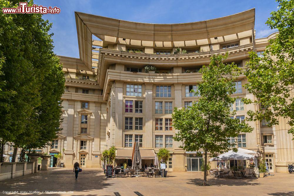 Immagine Il Palazzo de Thessalie nel cuore del quartiere Antigone a Montpellier, Francia. Siamo in un nuovo distretto in stile classico fra il centro storico della città e il fiume Lez - © Kiev.Victor / Shutterstock.com