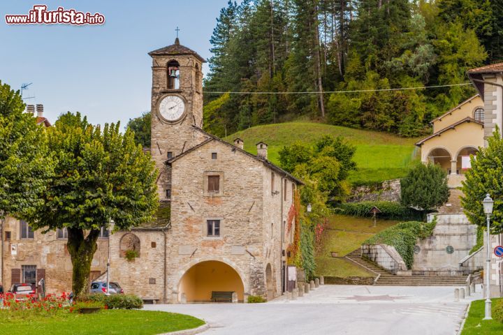 Immagine Il Palazzo dei Capitani a Palazzuolo sul Senio, Toscana, costruito alla fine del 1300. Nel 1506 vi fece sosta papa Giulio II° accompagnato da Niccolò Macchiavelli  - © GoneWithTheWind / Shutterstock.com