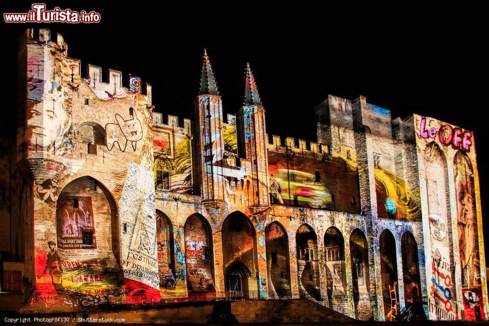 Immagine Il Palazzo dei Papi illuminato delle Les Luminessences di Avignone, giochi di luce sul palazzo medievale - © Photoprofi30 / Shutterstock.com