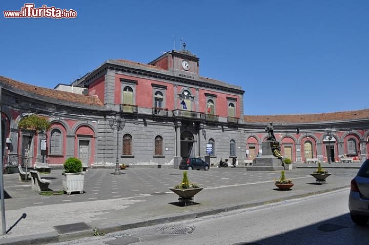 Immagine Il palazzo del Comune di Cercola, cittadina nella zona metropolitana di Napoli, nei pressi del vulcano Vesuvio