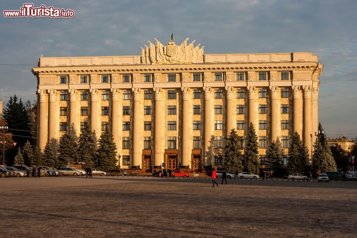 Immagine Il Palazzo del Consiglio Regionale a Kharkiv, Ucraina. Alte colonne con capitelli decorati sono inglobate nella maestosa facciata dell'edificio governativo della città