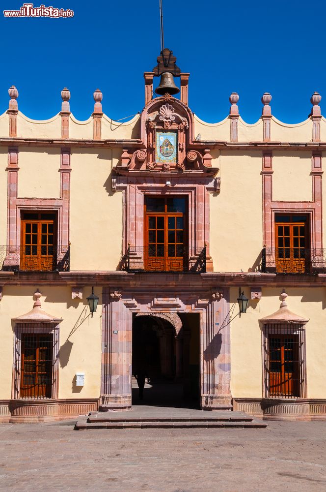 Immagine Il Palazzo del Governo a Zacatecas, Messico. La facciata è impreziosita da decorazioni e da una campana posta al centro sopra il tetto di copertura.