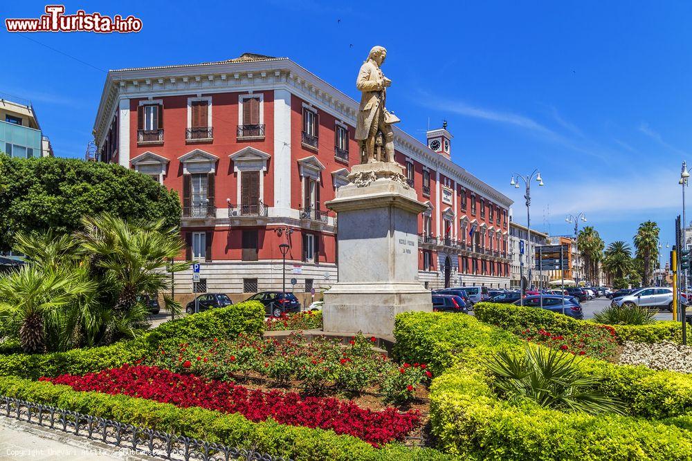 Immagine Il Palazzo del Governo di Bari, Puglia. Questo elegante edificio ospita al primo piano tutte le sale di rappresentanza dell'Amministrazione. Di grande impatto visivo è lo scalone in marmo che accoglie dopo aver oltrepassato l'androne principale - © Ungvari Attila / Shutterstock.com