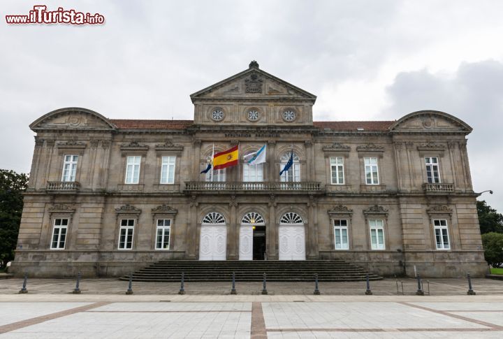 Immagine Il Palazzo del Governo di Pontevedra, Galizia, in una giornata nuvolosa. Sopra la porta d'ingresso, le bandiere di Spagna, Galizia e Europa.