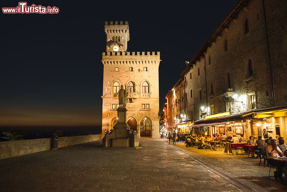 Immagine Il Palazzo del Governo di San Marino in una serata d'estate, Repubblica di San Marino. E' la sede delle massime istituzioni sammarinesi. La sala che ospita le sedute del Parlamento è visitabile nei giorni in cui non sono previsti incontri e riunioni del Consiglio.