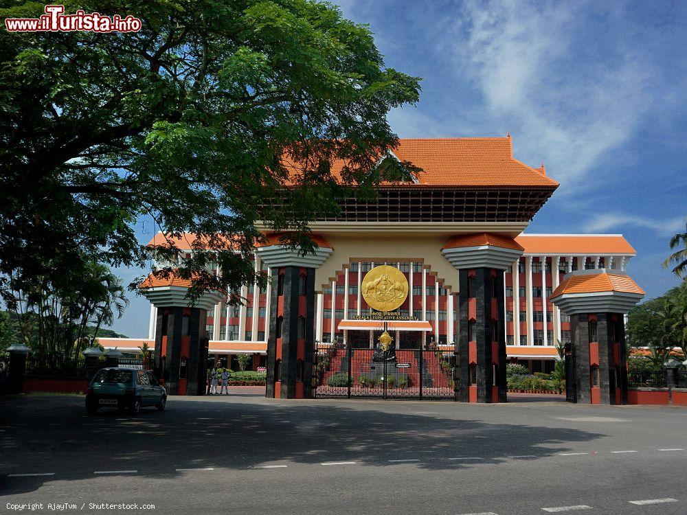 Immagine Il palazzo del Kerala State Assembly nella città di Trivandrum, India. L'edificio è stato costruito in sintonia con l'architettura tradizionale del Kerala, stato situato nella costa sud occidentale dell'India - © AjayTvm / Shutterstock.com