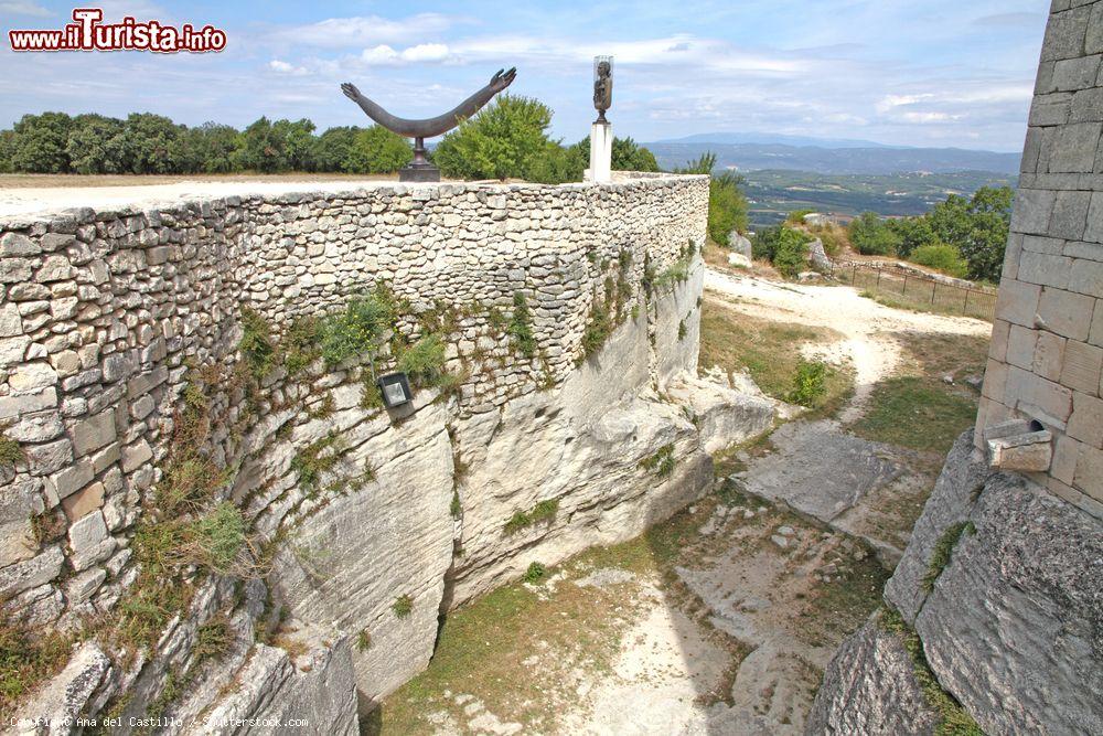 Immagine Il Palazzo del Marchese de Sade a Lacoste in Francia meridionale. - © Ana del Castillo / Shutterstock.com