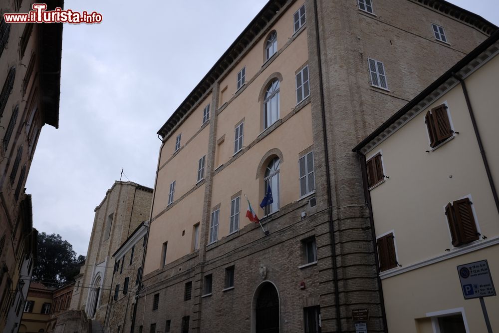 Immagine Il palazzo del Municipio di Camerano, centro storico del comune delle Marche.