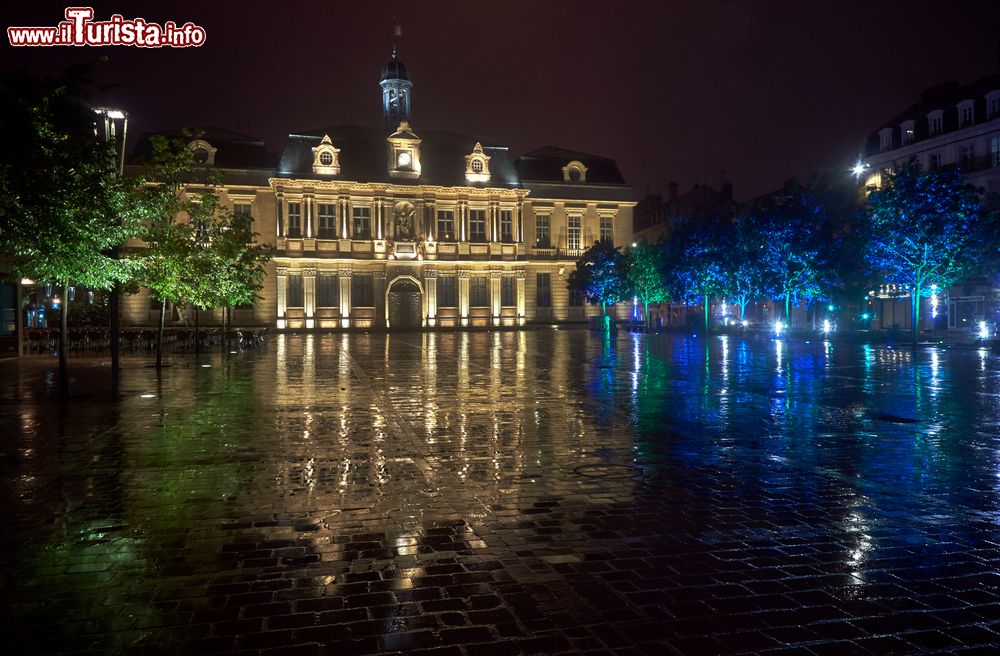 Immagine Il Palazzo del Municipio di Troyes (Francia) by night con la pioggia.