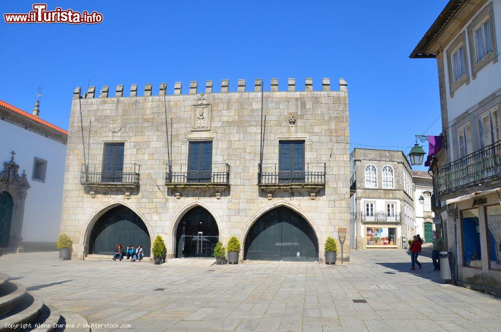Immagine Il Palazzo del Municipio di Viana do Castelo in Piazza della Repubblica (Portogallo) - © Alena Zharava / Shutterstock.com