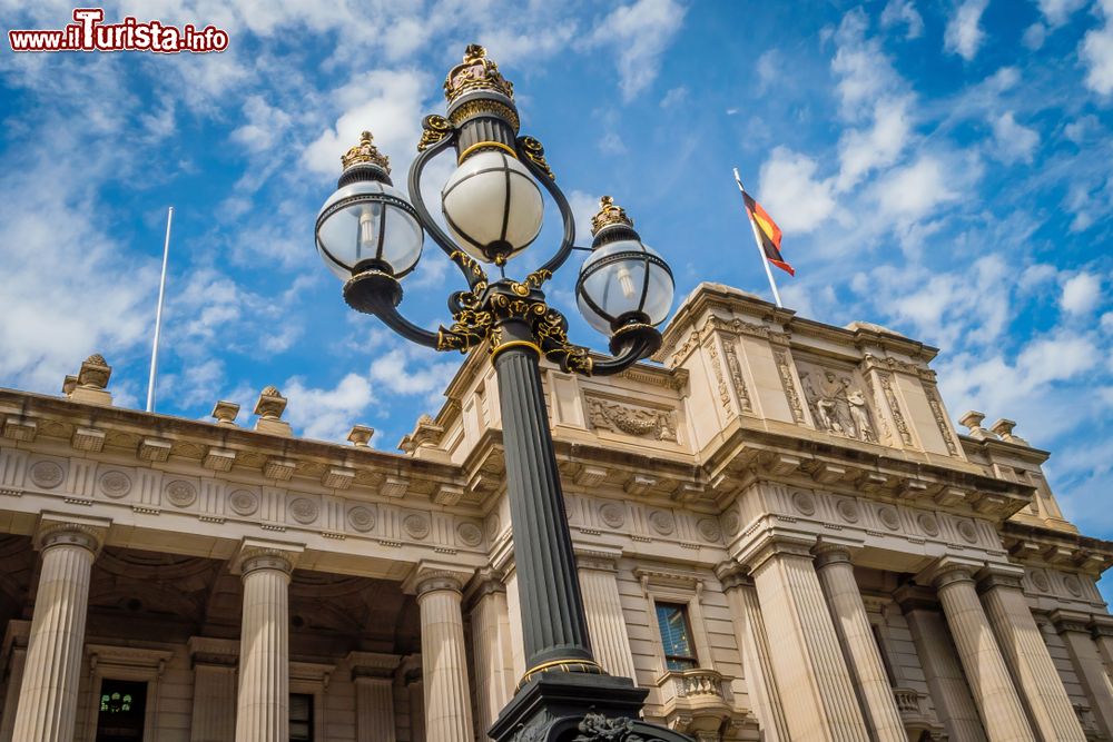 Immagine Il Palazzo del Parlamento di Melbourne, stato di Victoria, Australia. Si trova su Spring Street ed è caratterizzato da una suggestiva facciata con colonne in stile greco.