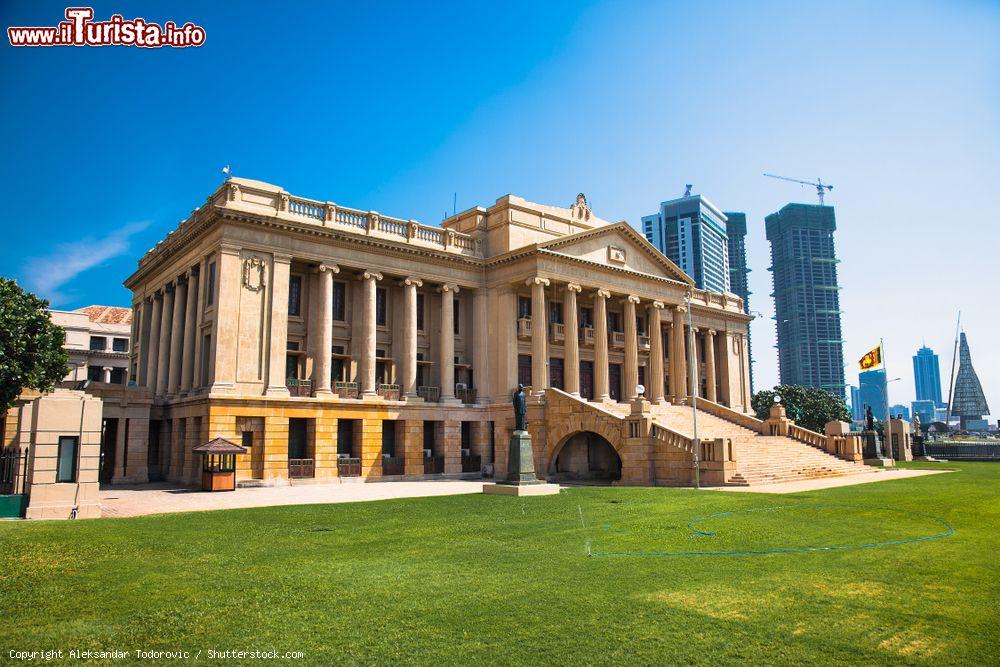 Immagine Il palazzo del Vecchio Parlamento di Colombo, Sri Lanka, fotografato in una giornata di sole - © Aleksandar Todorovic / Shutterstock.com