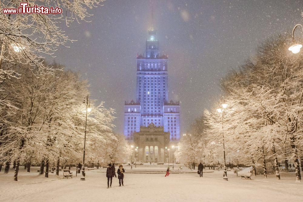 Immagine Il Palazzo della Cultura e della Scienza di Varsavia by night durante una nevicata (Polonia). Si tratta di un edificio storico degli anni '50 destinato a eventi di arte e cultura. Svetta per 237 metri e 42 piani.