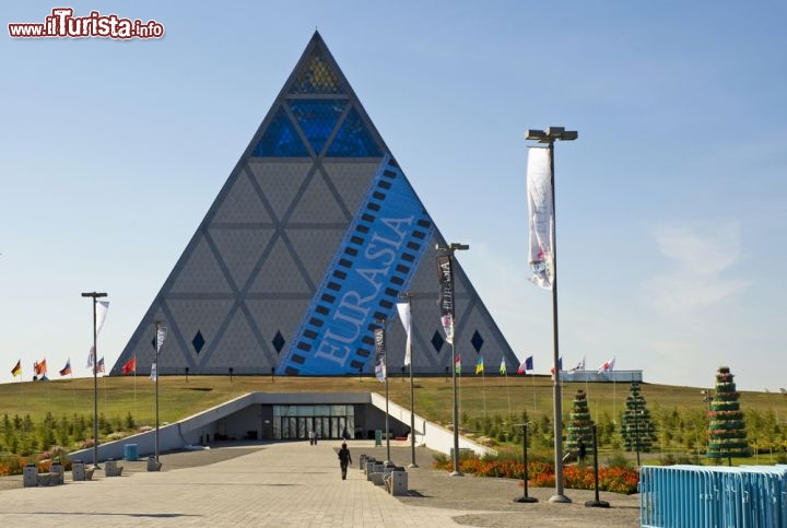 Immagine Il Palazzo della Pace e della Riconciliazione di Astana -  Questa piramide di 62 metri di lato, rivestita con un telaio in acciaio e inserti in granito con la sommità realizzata in vetro colorato, è conosciuta come Palazzo della Pace e della Riconciliazione o anche Piramide della Pace. Oltre ad ospitare teatro e università, è un luogo di culto per diverse fedi religiose fra cui ebraismo, islam, cristianesimo, buddismo, induismo e taoismo. L'edificio, ideato e progettato dall'architetto Norman Foster e dall'ingegnere Buro Happold, è stato inaugurato nel Settembre 2006 © steba / Shutterstock.com