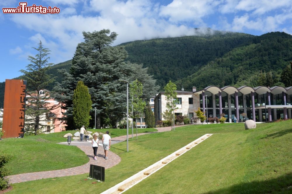 Immagine Il Palazzo delle Terme a Levico Terme in Trentino, famoso per le acque ferruginose del Lagorai - © www.termedilevico.it/