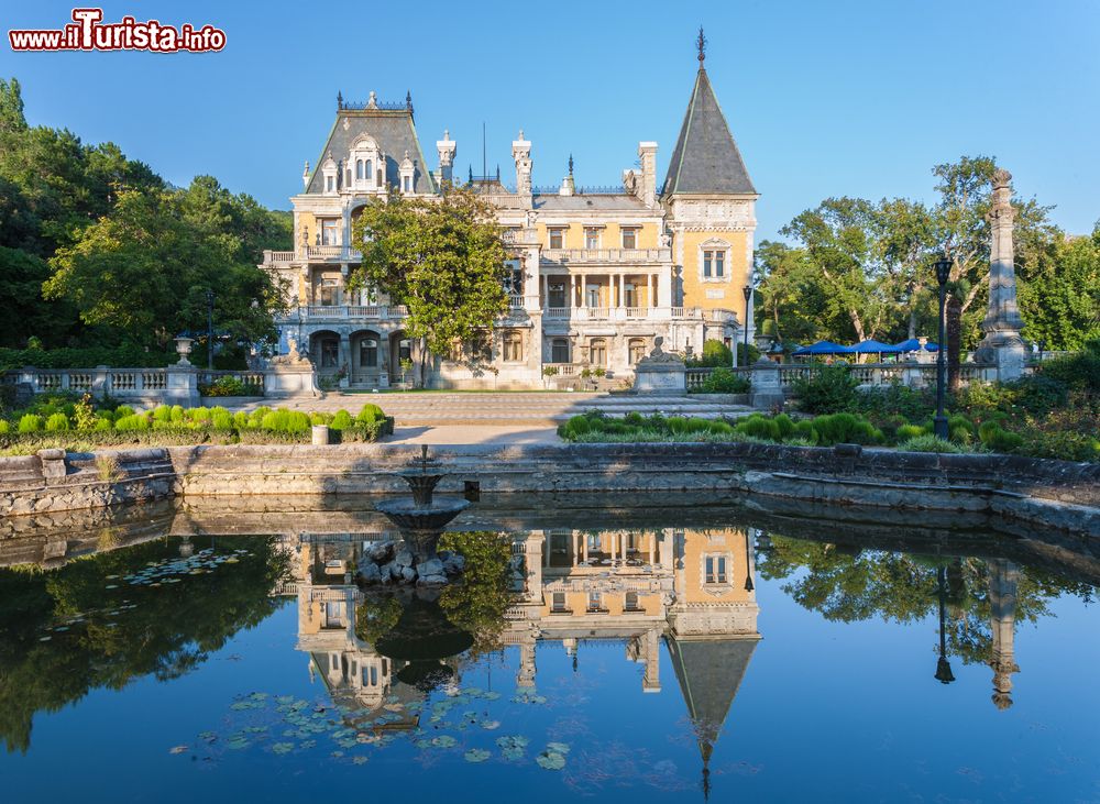 Immagine Il palazzo dell'imperatore russo Alessandro III° a Massandra vicino a Jalta, Crimea. La costruzione fu iniziata nel 1881 e in seguito completata e rinnovata su disegno dell'architetto Maximilian Messmacher. Divene una delle residenze imperiali ufficiali. Dopo la caduta dell'Unione Sovietica l'edificio venne utilizzato come residenza per la firma degli accordi di Massandra.