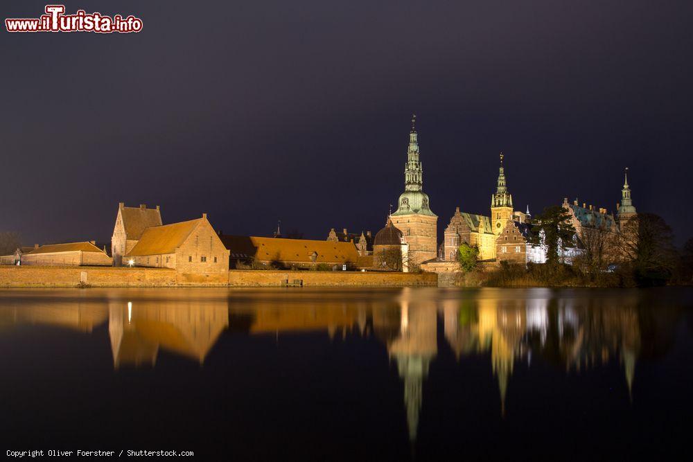 Immagine Il palazzo di Frederiksborg illuminato a Hillerod, Danimarca - © Oliver Foerstner / Shutterstock.com