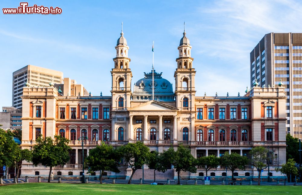 Immagine Il Palazzo di Giustizia in Piazza della Chiesa a Pretoria, Sudafrica. Disegnato nel 1895 da un architetto olandese in stile rinascimentale italiano, l'edificio è uno dei palazzi più belli del paese.