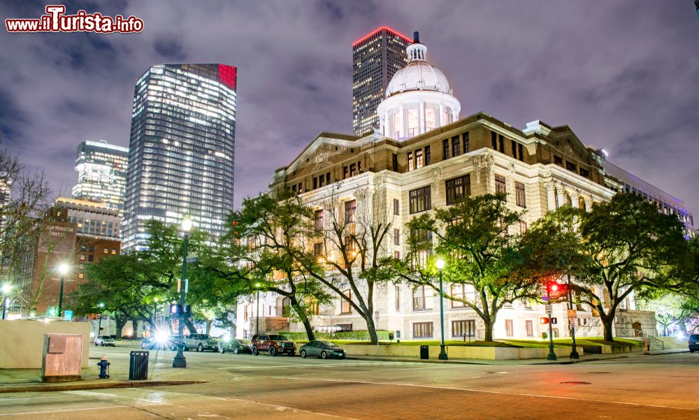 Immagine Il Palazzo di Giustizia nel centro di Houston, Texas (USA) di notte. L'edificio spicca per la sua grande cupola centrale.