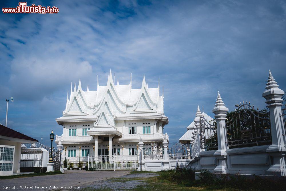 Immagine Il palazzo di sua Maestà Sunandakumariratn at Ku Temple (Wat Ku), Nonthaburi (Thailandia). Questo stupendio tempio costruito nel 1752 fu edificato in memoria della regina Sunandha, tragicamente scomparsa durante un naufragio - © Nuttadol Kanperm / Shutterstock.com