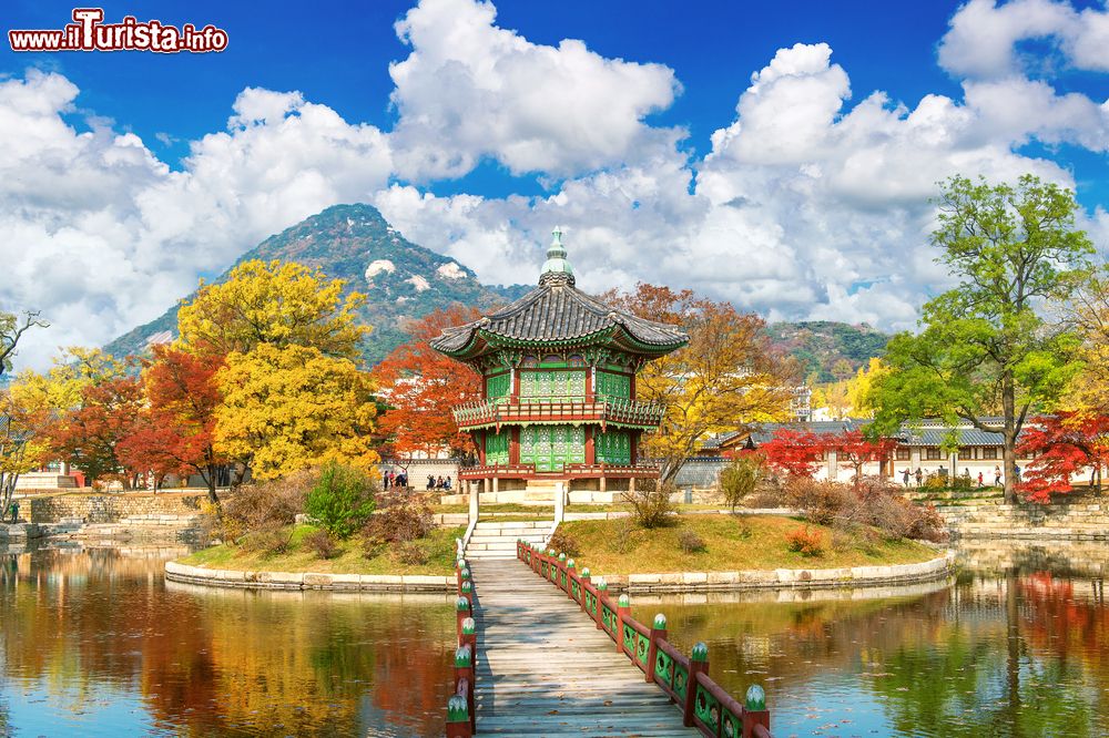 Immagine Il Palazzo Gyeongbokgung a nord di Seul, fotografato in autunno, siamo nella Corea del Sud